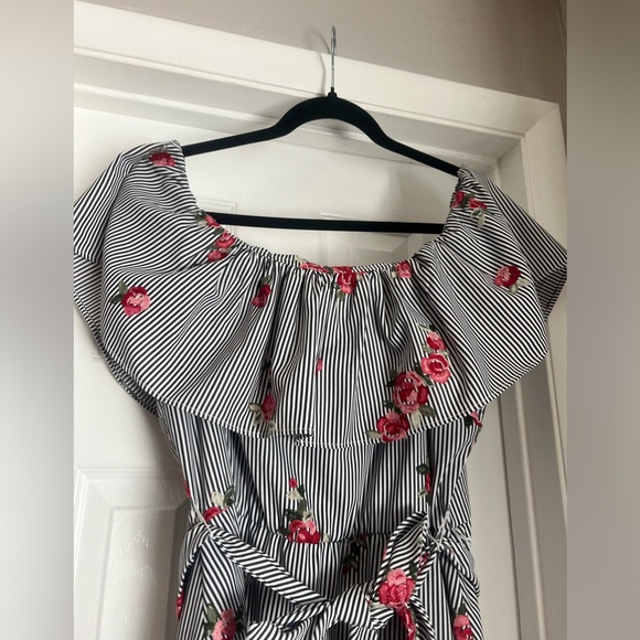 Calvin Klein Dress with embroidered flowers. - Picture 3 of 13